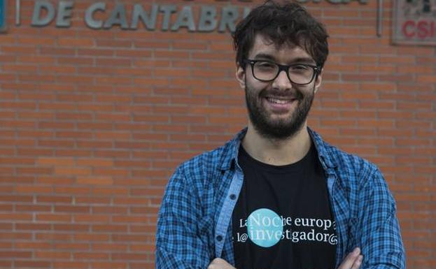 Nicolò Trevisani, frente a la fachada del Instituto de Física de Cantabria. 