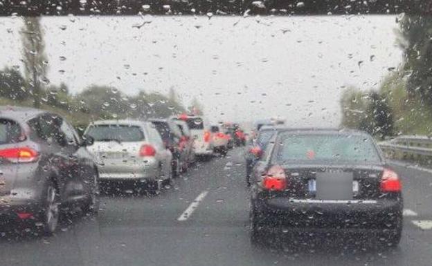 Caravana en la A-8, a la altura de Castro, a la una de la tarde.