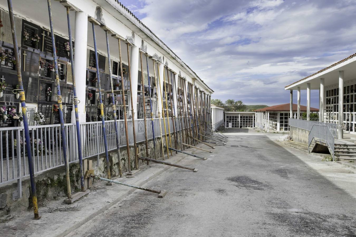 El cementerio de Santander tiene una nave apuntalada desde mayo y no estará listo para Todos los Santos