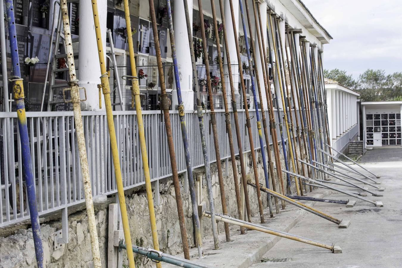 El cementerio de Santander tiene una nave apuntalada desde mayo y no estará listo para Todos los Santos