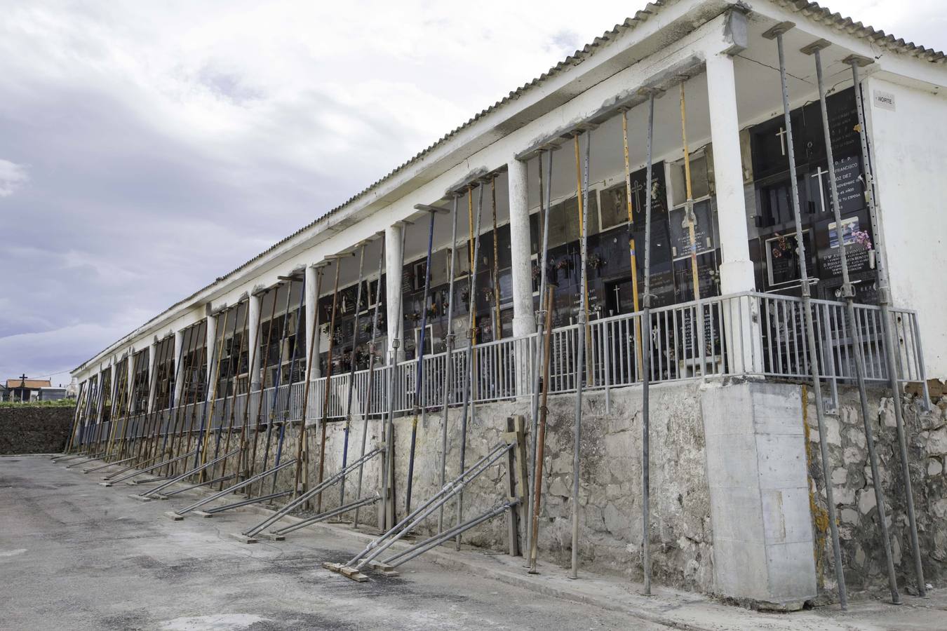 El cementerio de Santander tiene una nave apuntalada desde mayo y no estará listo para Todos los Santos