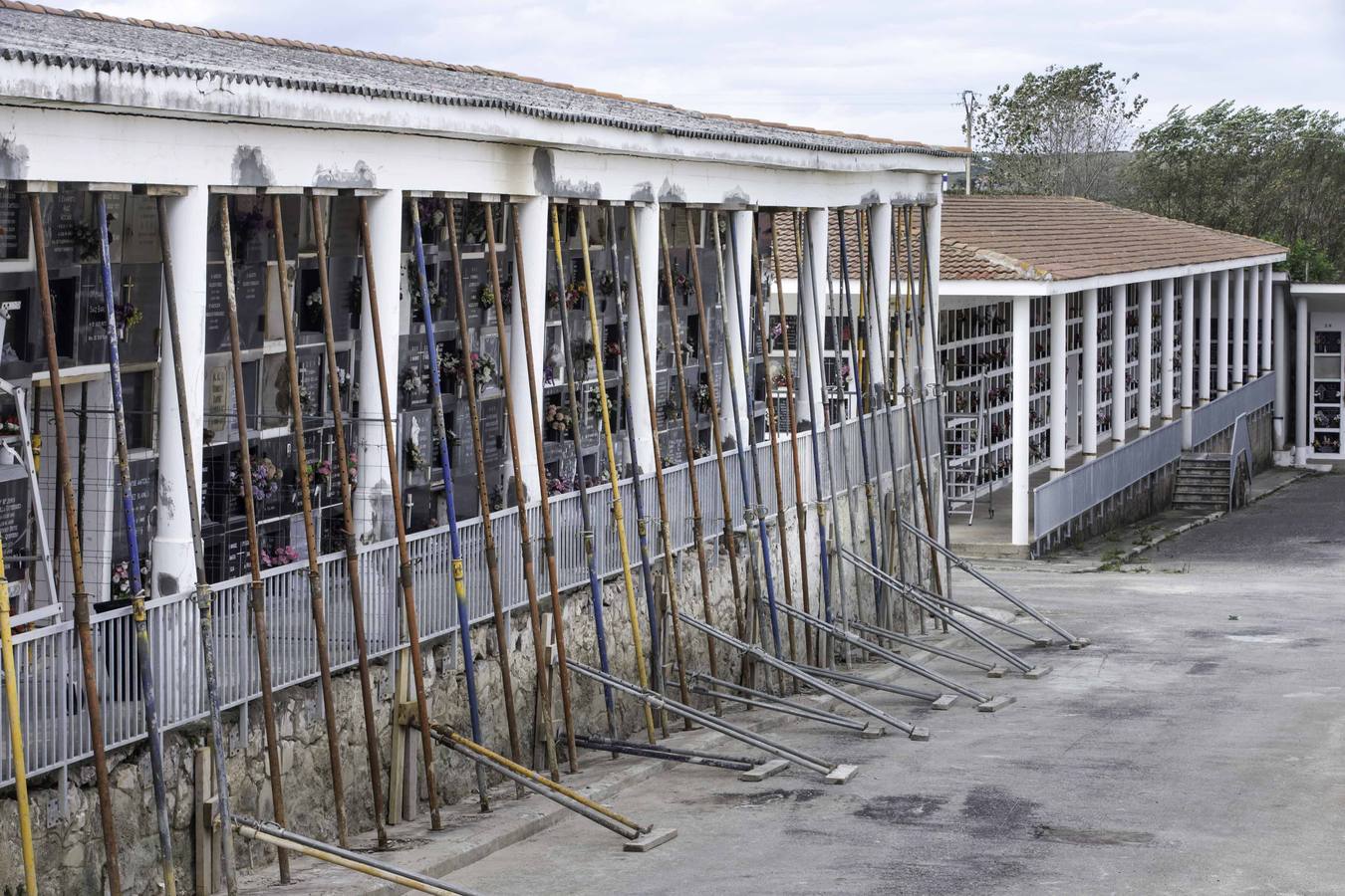 El cementerio de Santander tiene una nave apuntalada desde mayo y no estará listo para Todos los Santos