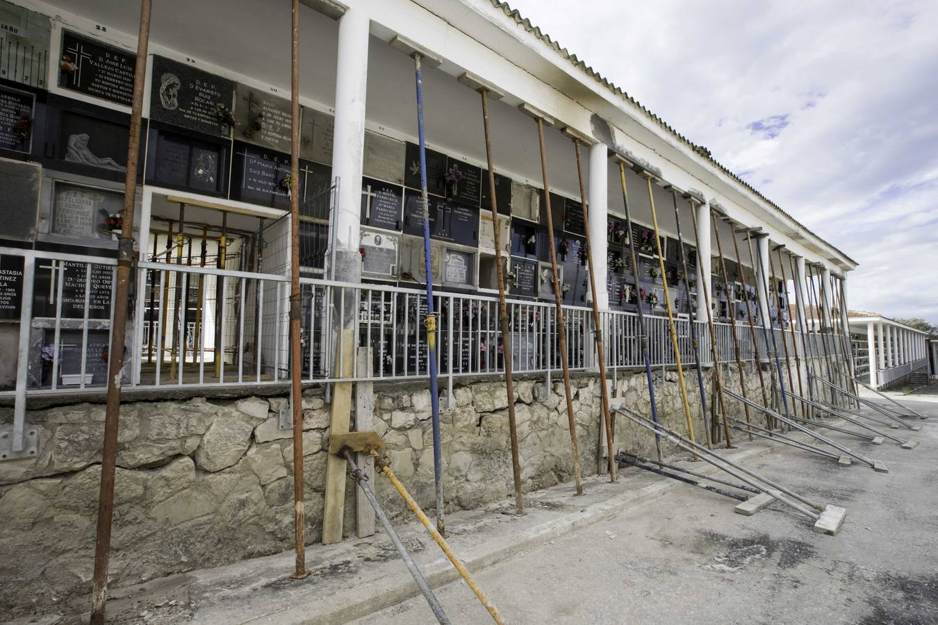 El cementerio de Santander tiene una nave apuntalada desde mayo y no estará listo para Todos los Santos