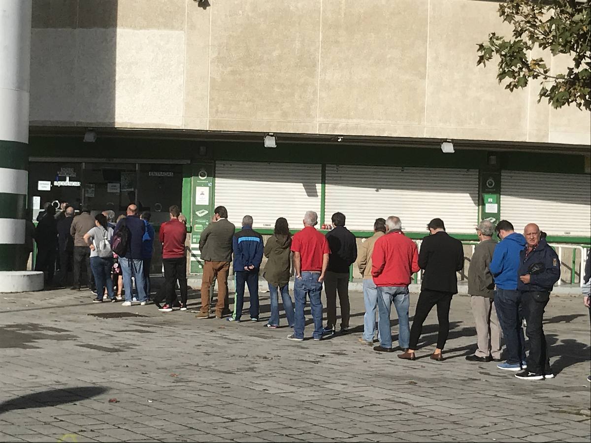 Cola, este lunes por la mañana en las taquillas del racing para comprar las entradas para el partido de la Copa del Rey