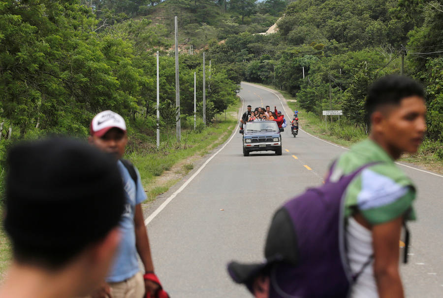 Familias completas iniciaron el sábado la marcha desde Honduras hacia Estados Unidos