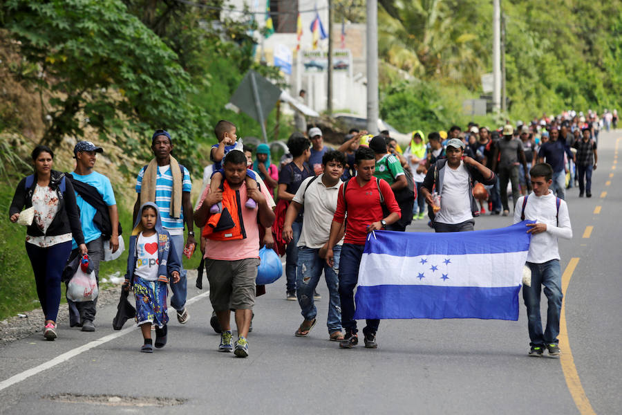 Familias completas iniciaron el sábado la marcha desde Honduras hacia Estados Unidos