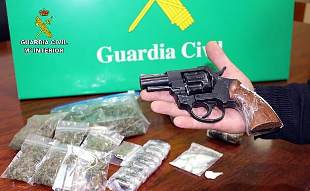 Imagen principal - Detenidos dos vecinos de Entrambasaguas por tráfico de drogas