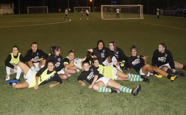 Imagen principal - El fútbol femenino hace equipo en Mioño 
