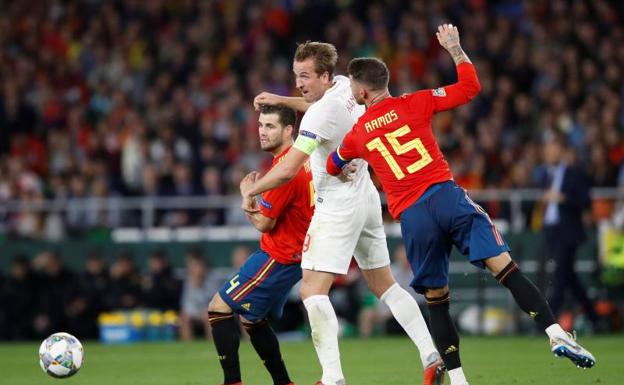 Harry Kane pugna con Nacho y Sergio Ramos. 