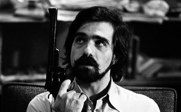 Martin Scorsese en el set de 'Taxi Driver', una reflexión sobre la soledad del hombre contemporáneo encarnado en un taxista neurótico e insomne. 