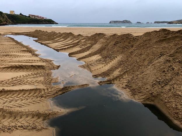  Aliviadero. Imagen del vertido de aguas sucias tomada el domingo. 