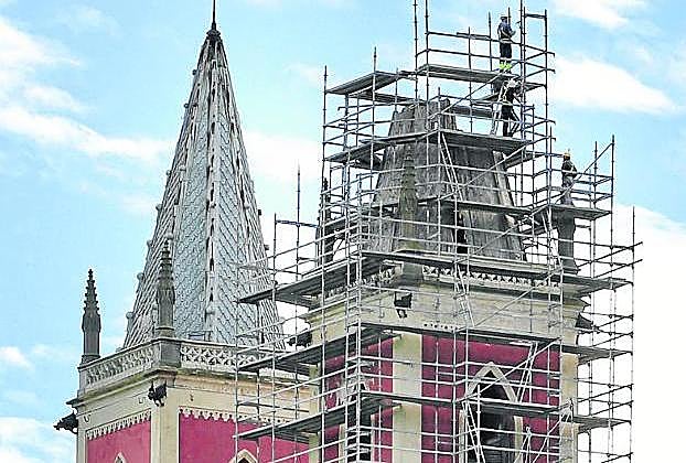 La torre norte presentaba un avanzado estado de deterioro y se estaba desprendiendo.