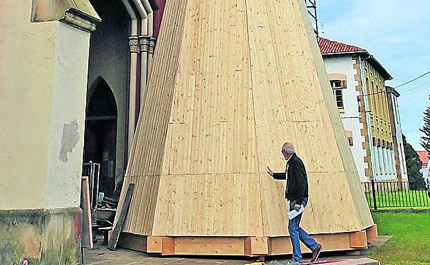 Un operario, delante del pináculo de una de las torres que ha sido reconstruido.