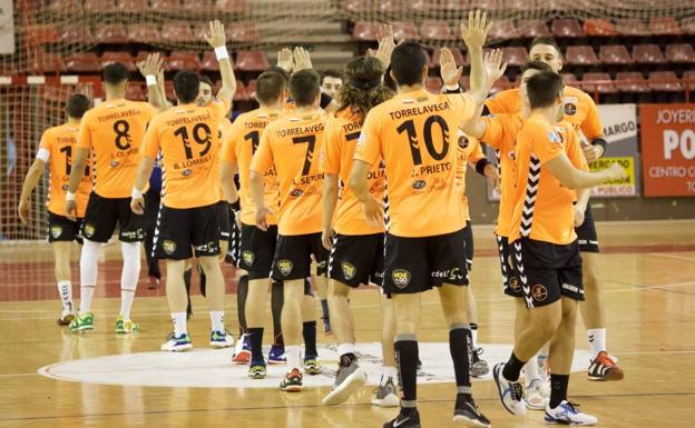 Los jugadores del Balonmano Torrelavega en un partido.