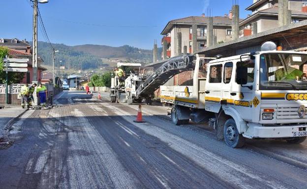 Trabajos previos al asfaltado de la calle Torres Quevedo de Los Corrales