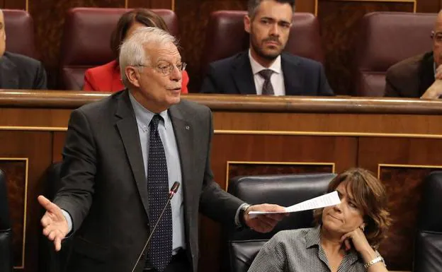 Josep Borrell, interpelado por la venta de acciones en el pleno del Congreso