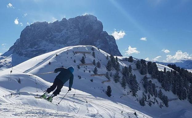 Imagen principal - Román esquiando en Dolomitas (arriba), Nepal (abajo, izquierda) y Canadá (abajo, derecha).