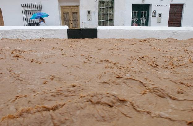 El torrente amenaza con desbordarse por las calles de la localidad malagueña de Rincón de la Victoria. 