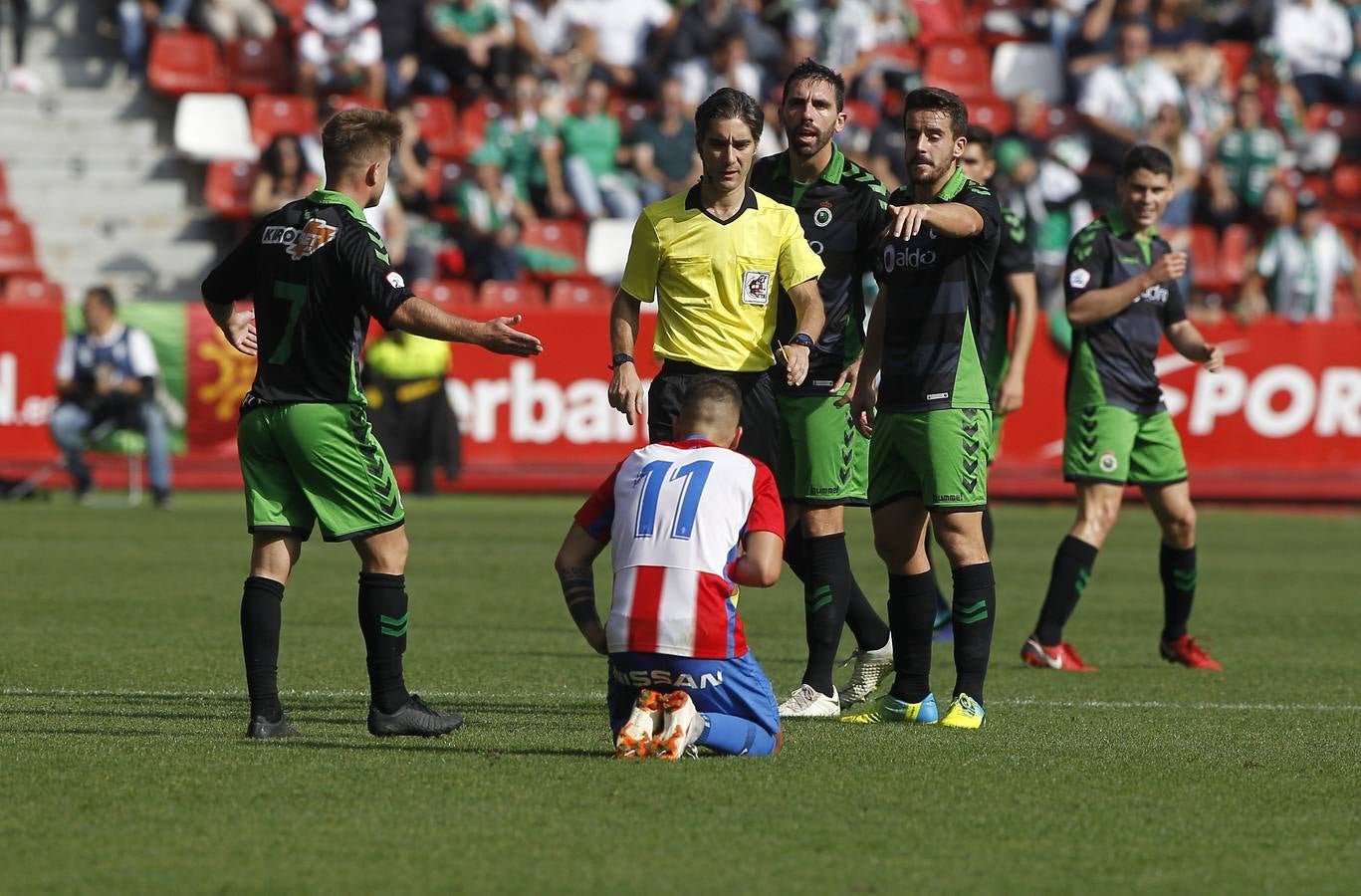 El conjunto cántabro visita el estadio de El Molinón para enfrentarse al filial sportinguista