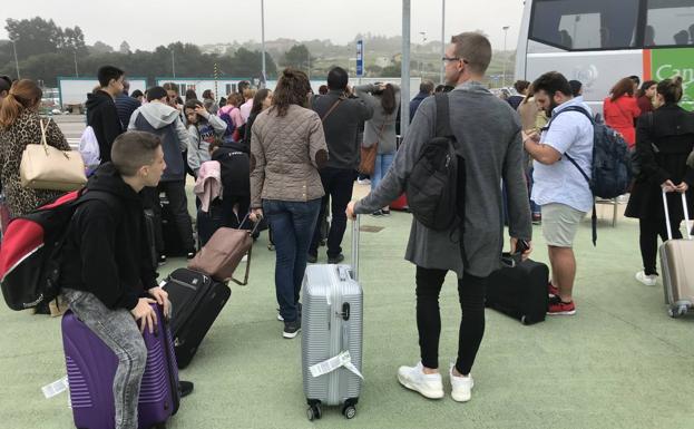 Muchos pasajeros se han quedado en tierra. 