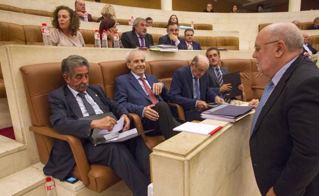 Juan José Sota se dirige a Miguel Ángel Revilla y Rafael de la Sierra antes del pleno.