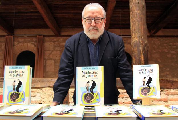  José Ramón Pardo con ejemplares de su libro 'Aquellos años de guateque' que presenta el jueves en Santander.