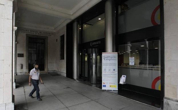 Entrada de la Cámara de Comercio de Cantabria, en la Plaza Porticada de Santander.