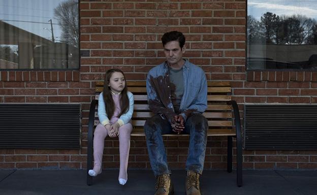 Henry Thomas y Violet McGraw en una escena de 'La maldición de Hill House' (2018).