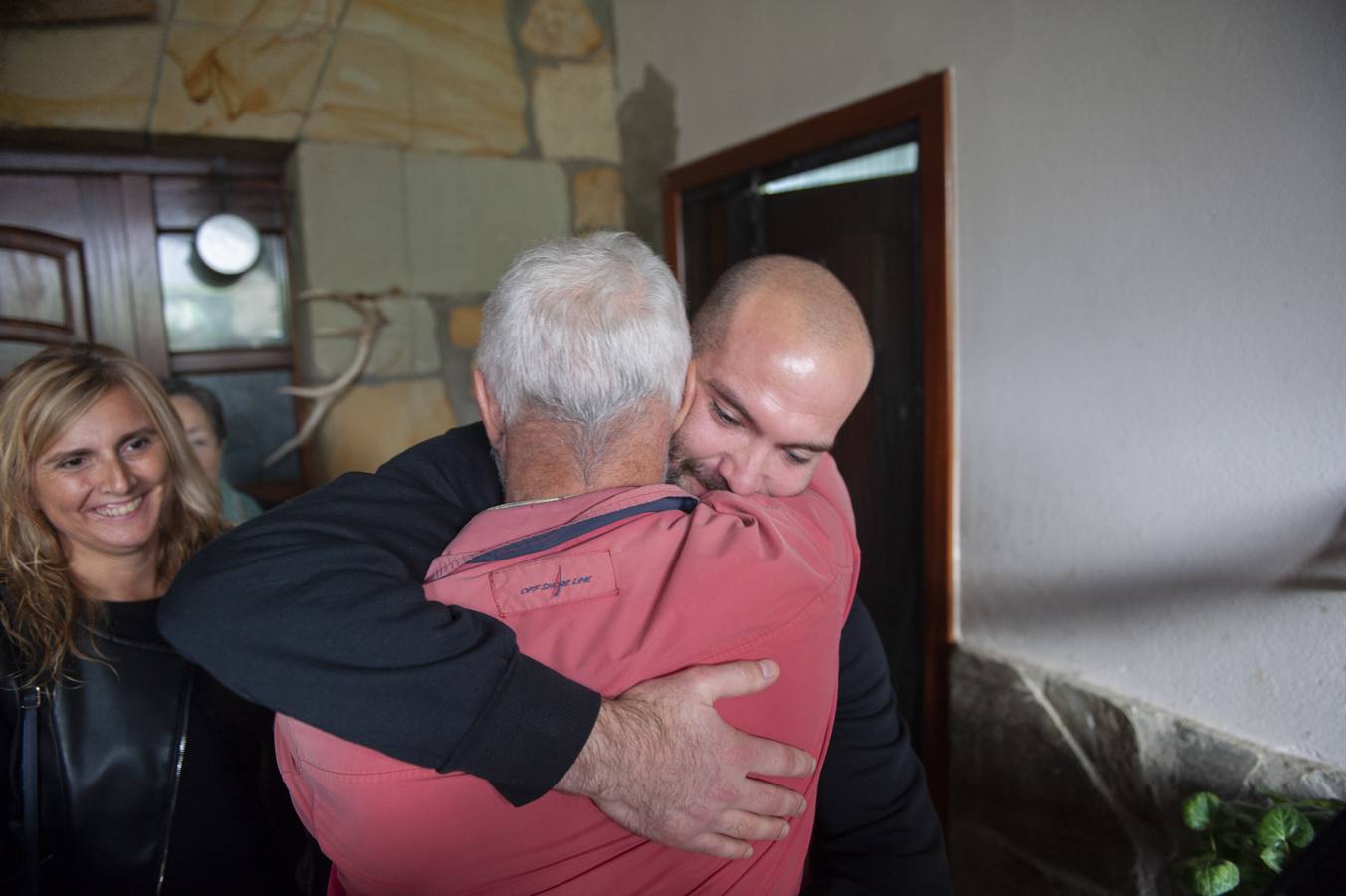 Escenas de emoción al conocerse la paralización del desahucio de la familia de Gama, la tercera vez que se suspende el desalojo, esta vez por «causas humanitarias»