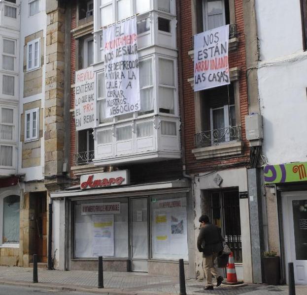 Los vecinos han colgado pancartas de protesta por la situación.