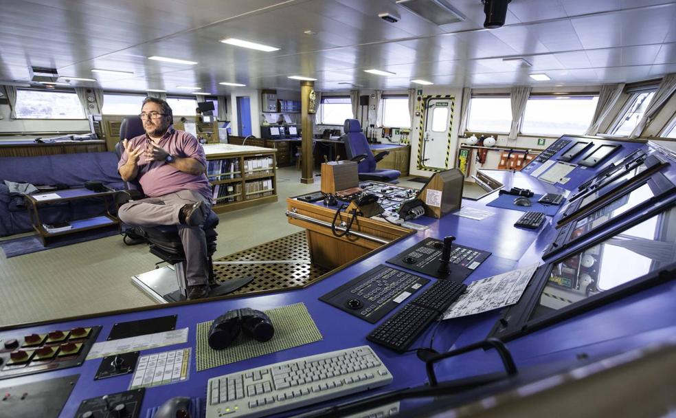 Puente de mando del buque oceanográfico Cornide de Saavedra. Antonio Punzón es el jefe de la campaña e investigador del Instituto de Oceanografía de Santander.