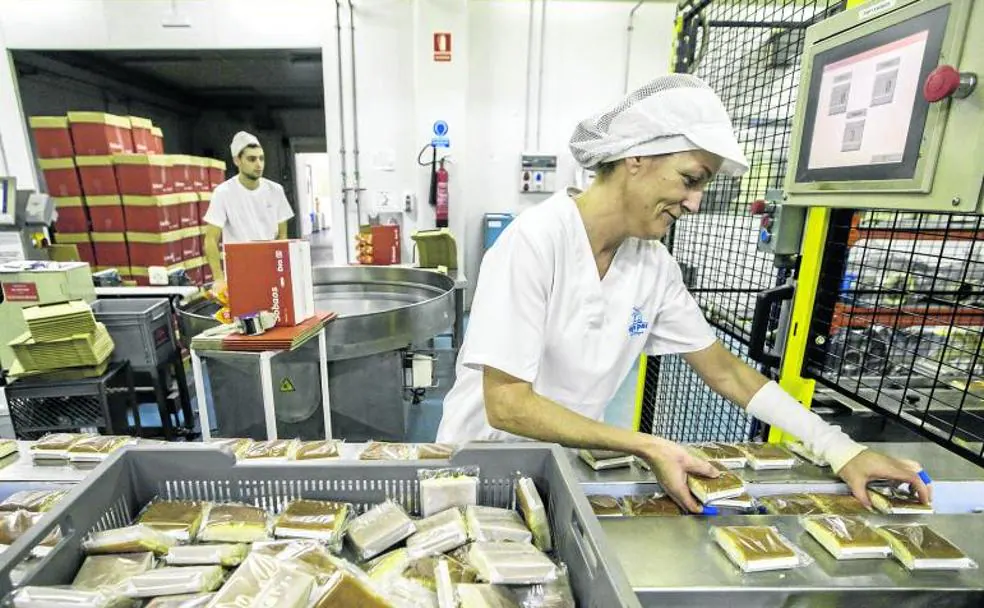 Los sobaos y las quesadas de Cantabria, dos productos artesanales tratados con maquinaria moderna. 