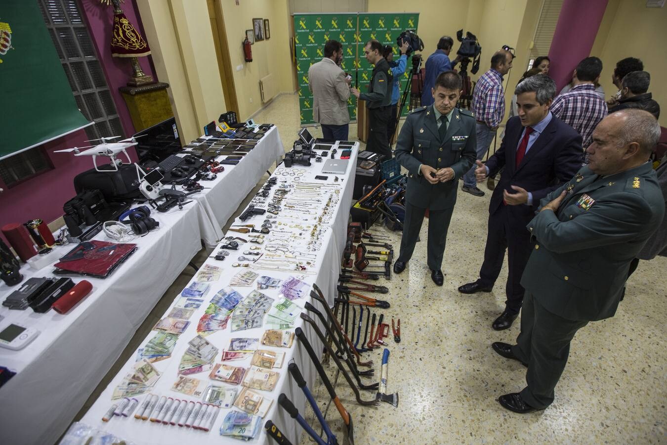 La Guardia Civil muestra la multitud de objetos robados por el clan afincado en caravanas en Astillero. Cuatro de los cabecillas están en prisión