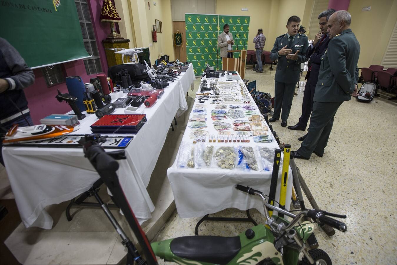 La Guardia Civil muestra la multitud de objetos robados por el clan afincado en caravanas en Astillero. Cuatro de los cabecillas están en prisión