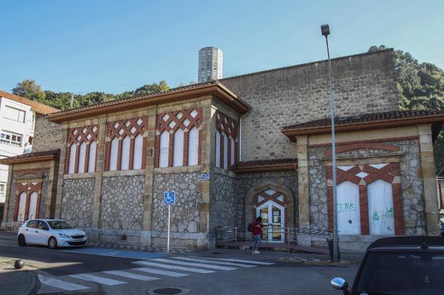 Exterior de la piscina, que permanece cerrada desde el 19 de junio de 2015. 