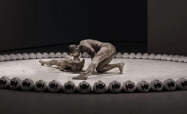 'Rito' es una pieza de danza con dos bailarines –Asun Noales y Sebastián Rowinski– dentro de una obra escultórica de Susana Guerrero. 