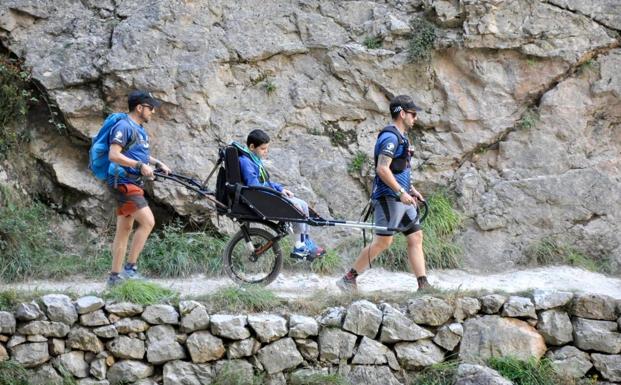 Imagen principal - Los &#039;Arrastrasillas&#039;: cumplir el sueño de pasear por la montaña