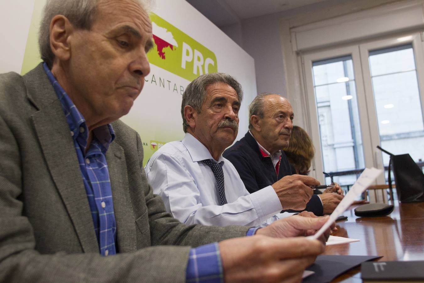 Revilla comunicó, tras anunciar su decisión a los miembros del Comité Ejecutivo del PRC, que volverá a ser candidato a la presidencia del Gobierno de Cantabria