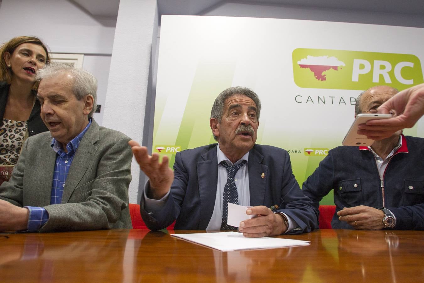 Revilla comunicó, tras anunciar su decisión a los miembros del Comité Ejecutivo del PRC, que volverá a ser candidato a la presidencia del Gobierno de Cantabria