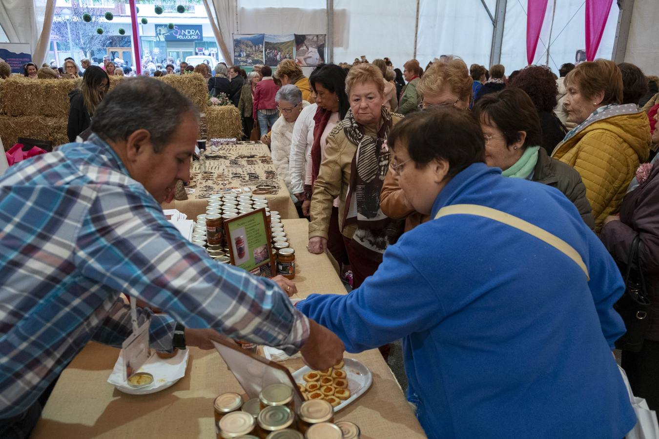 Fotos: Inauguración de la VII Feria de Mujeres Artesanas y Emprendedoras de Cantabria en Renedo de Piélagos