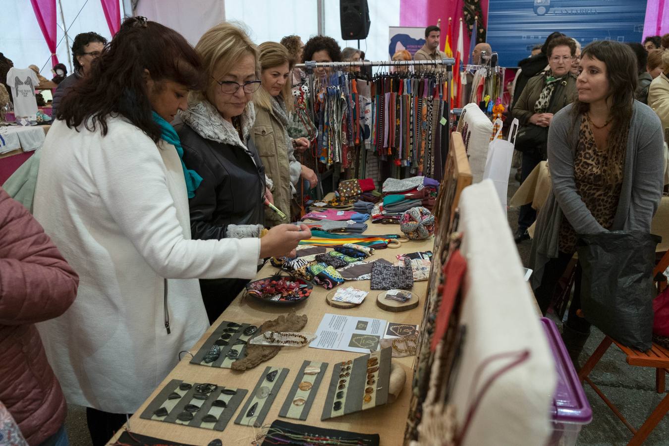 Fotos: Inauguración de la VII Feria de Mujeres Artesanas y Emprendedoras de Cantabria en Renedo de Piélagos