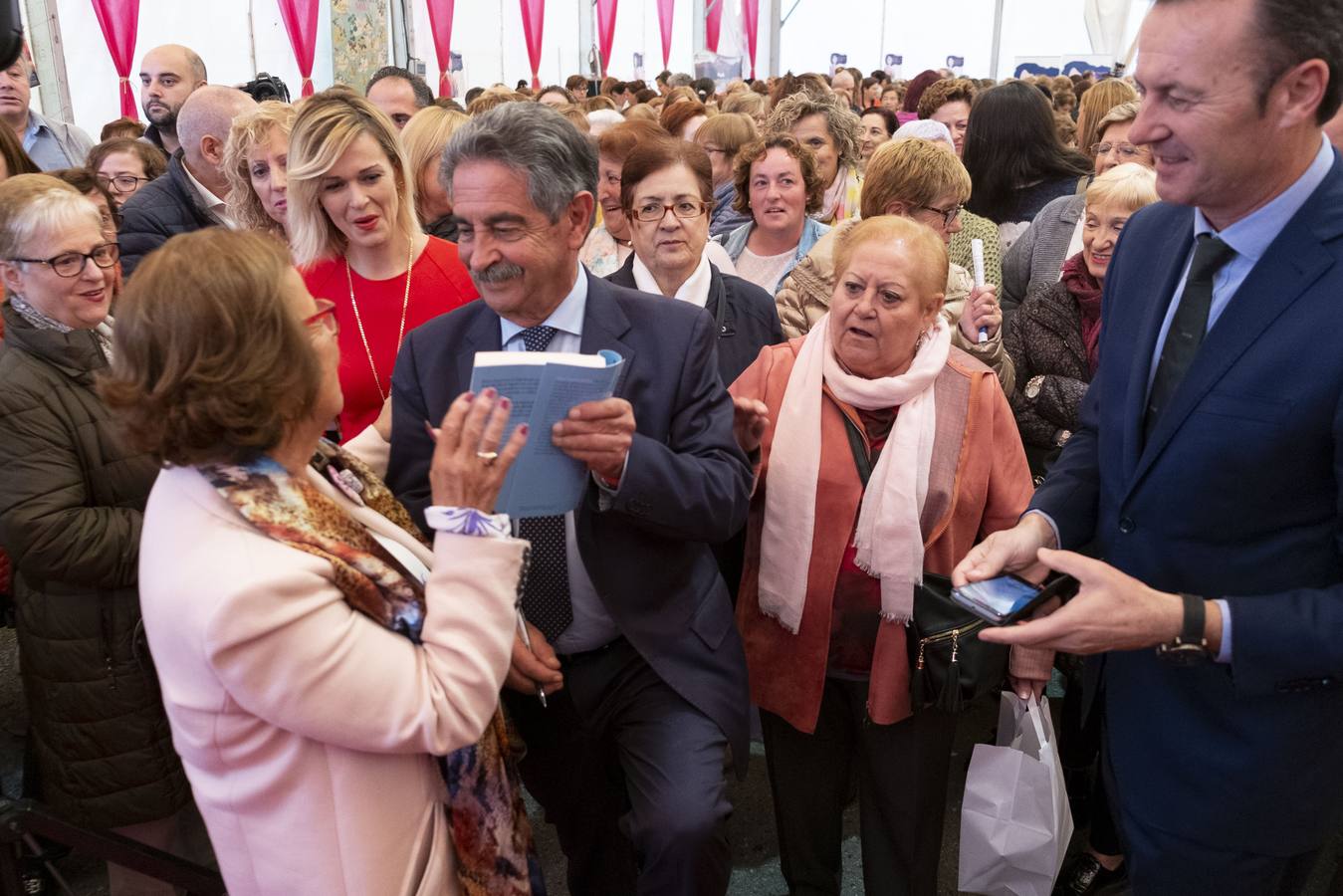 Fotos: Inauguración de la VII Feria de Mujeres Artesanas y Emprendedoras de Cantabria en Renedo de Piélagos