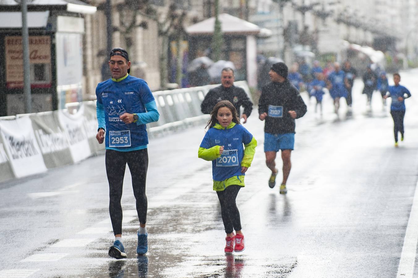 El mal tiempo no pudo con las ganas de hacer deporte y disfrutar de cientos de atletas de todas las edades y condiciones en Santander.