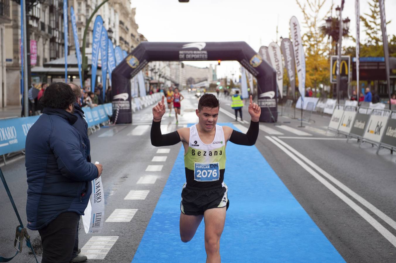 El mal tiempo no pudo con las ganas de hacer deporte y disfrutar de cientos de atletas de todas las edades y condiciones en Santander.