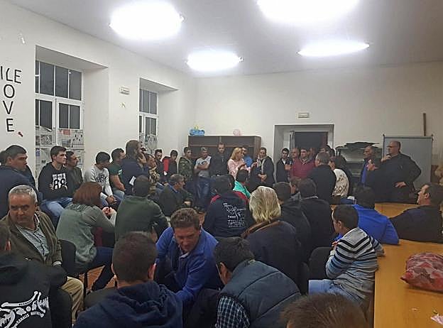 Ganaderos del Asón, durante su reunión el viernes en el pueblo de Bustablado.