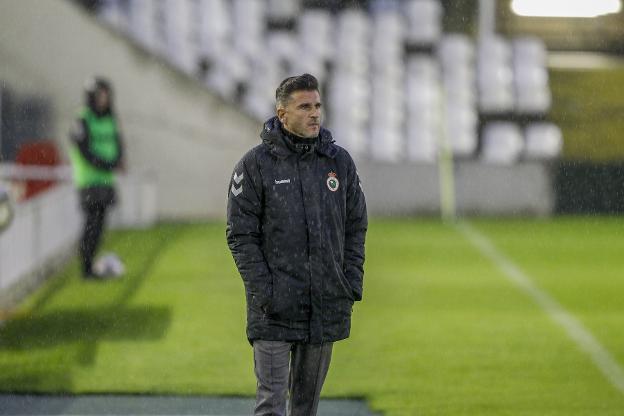 Ania siguió de pie, pese a la lluvia, el partido.