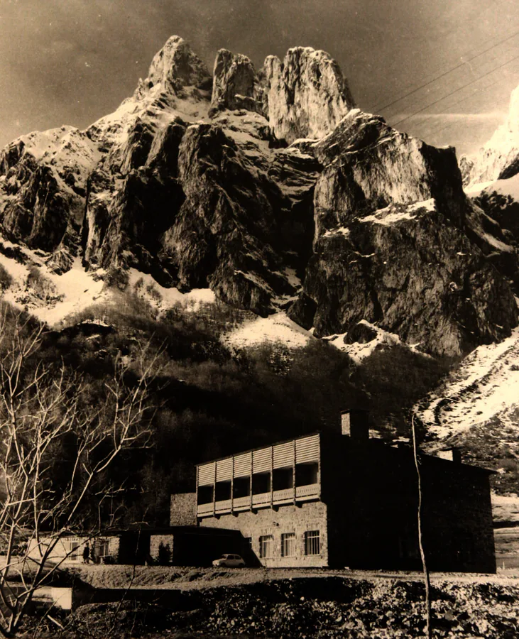 El Parador de Fuente Dé, una construcción de 1966 en el corazón de los Picos de Europa que tuvo su antecedente en el refugio de montaña de Áliva, construido en 1912 e inaugurado tras nueva obra en 1930 para dar respuesta a las necesidades que generaban las cacerías del monarca Alfonso XIII en la zona. En la actualidad tiene 80 habitaciones y emplea a 40 trabajadores.