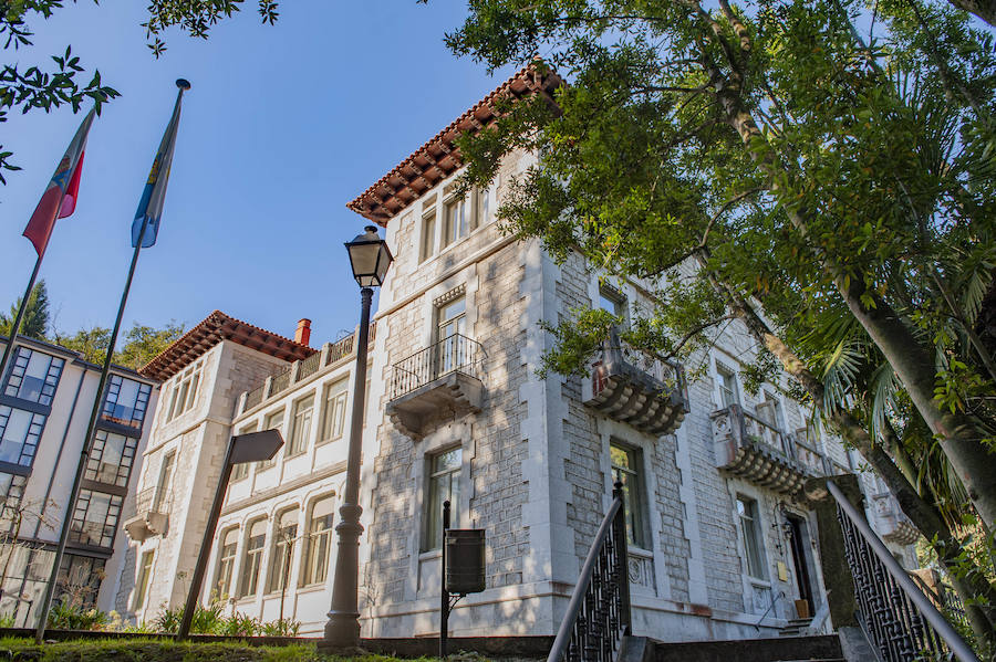 El Parador de Limpias abrió sus puertas en 2004 en el Palacio de Eguilior, ubicado en la finca de 'El Castañar'. El edificio es´a rodeado de un magnífico parque con singulares ejemplares arbóreos y dispone de 65 habitaciones. 