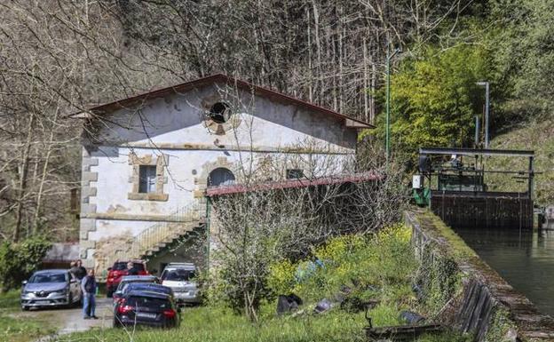 Varios vehículos estacionados en el exterior de la central de Udalla, donde murió un trabajador en marzo de 2018. 