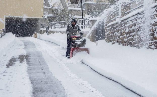 «Tanta nieve en octubre no es normal»